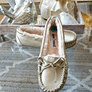 NWT! MATTE Gold MINNETONKA Moccasins SZ 8